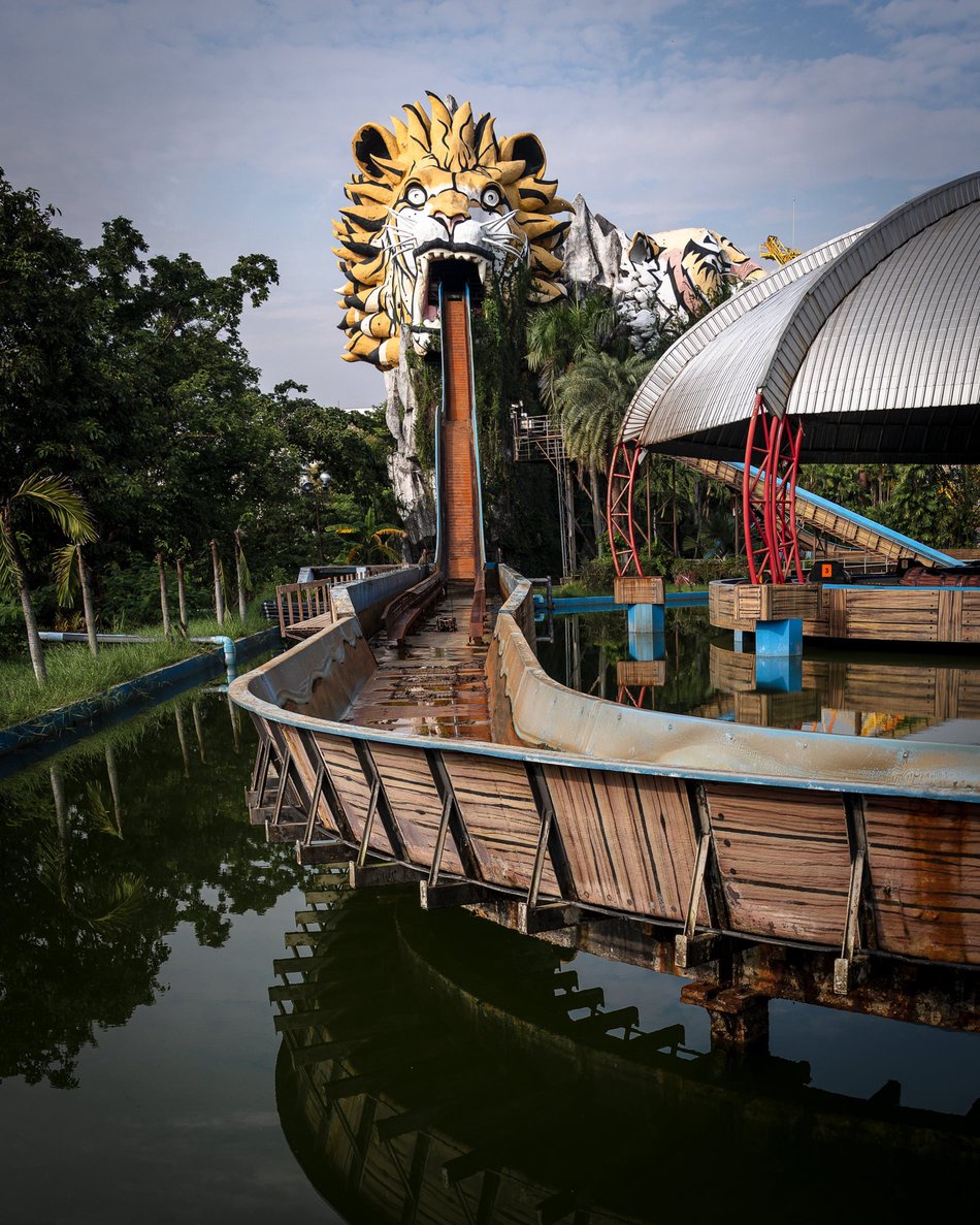 An eerie trip inside Thailand’s oldest amusement park, deserted after flooding