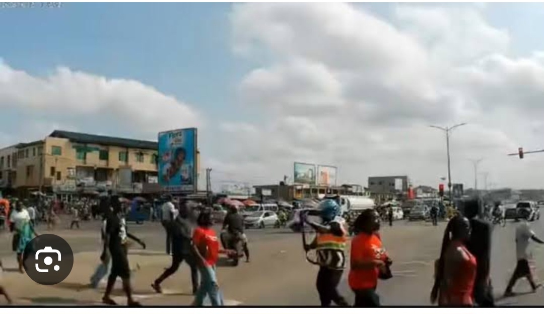 Police Officer Reportedly Lashes Hawkers at Lapaz Near Las Palmas Junction
