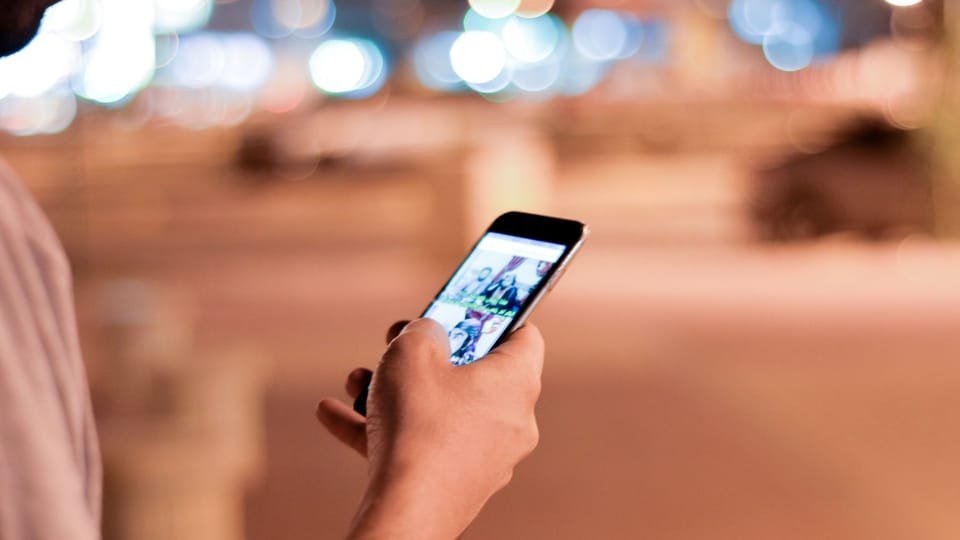 Orthopaedic surgeon explains how smartphone use can affect the hand and wrist, shares habits that can help