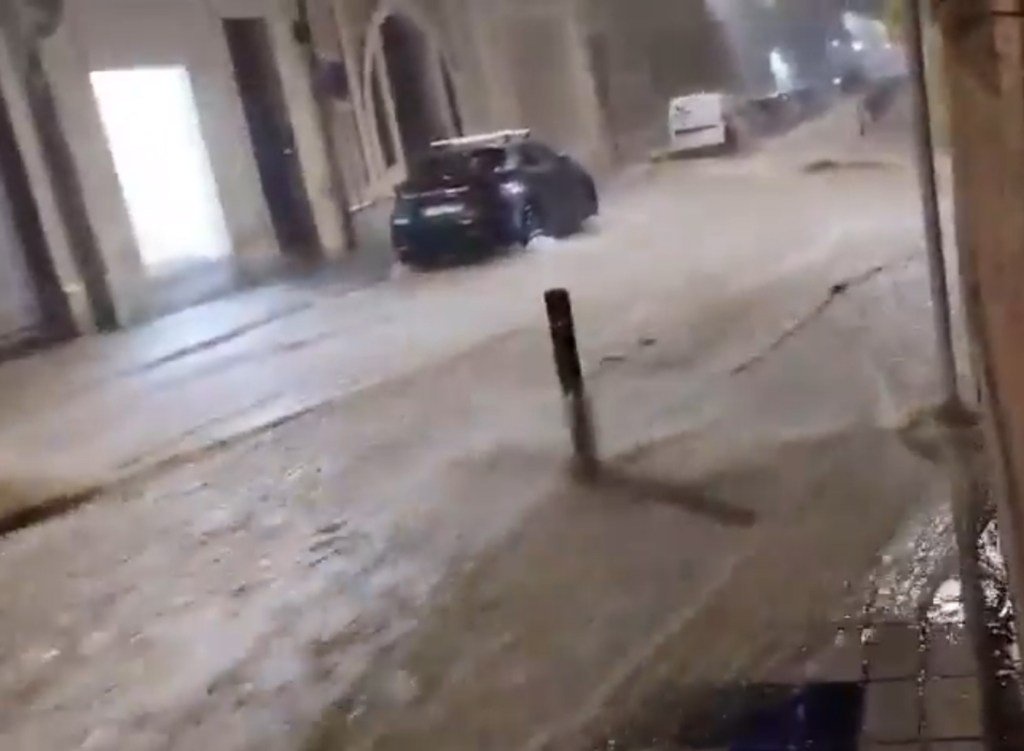 Red alert for ‘extraordinary danger’ as storms batter Spain holiday hotspot with torrential rain sparking floods