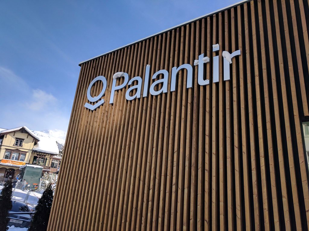 Palantir Rises 4% as Barclays Starts Coverage at Overweight With $265 Target; ServiceNow Holds Steady, Salesforce Sits Tight