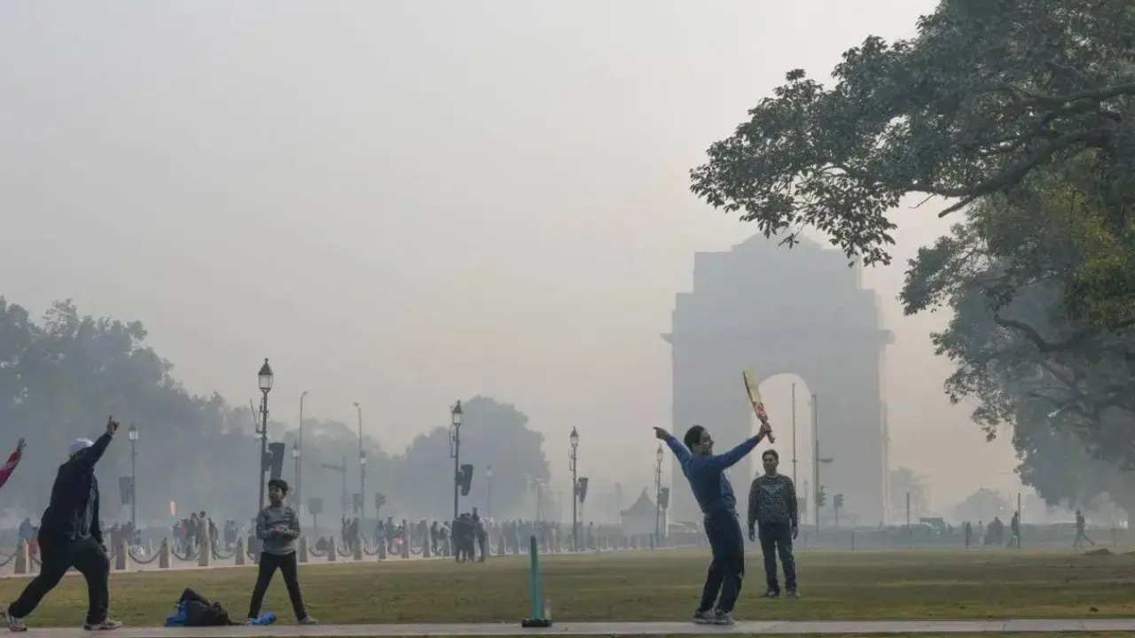 Delhi records lowest minimum temperature of October at 17.1 degrees Celsius as winter chill sets in