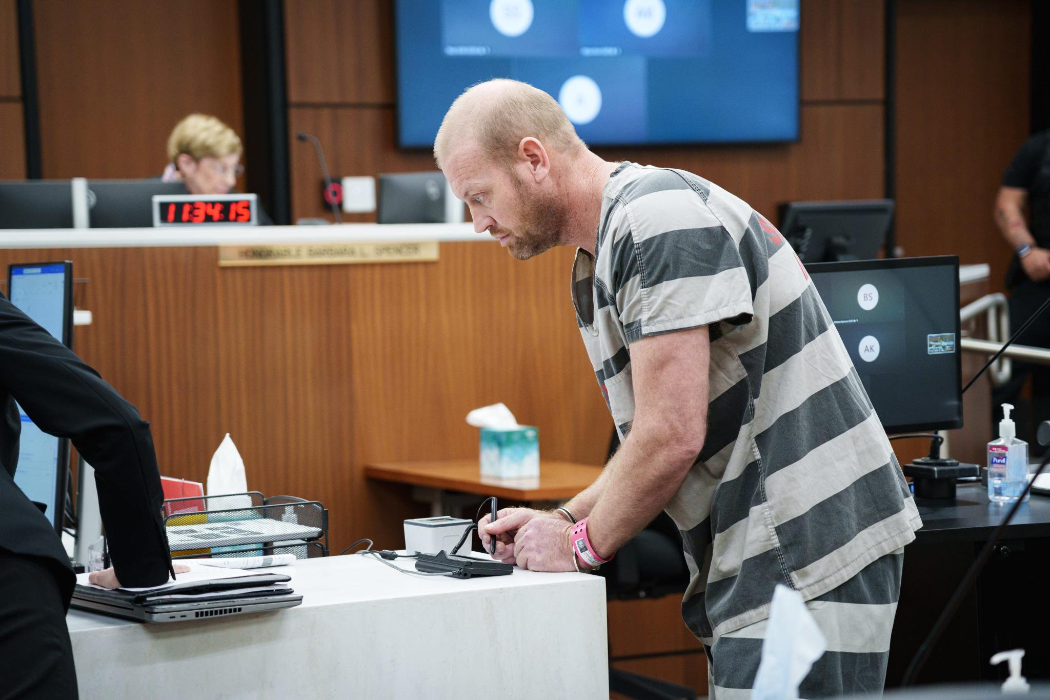 Kyrsten Sinema’s ex-bodyguard allegedly vowed to punish ex politician, threatened to ‘decapitate’ judge, chilling texts show