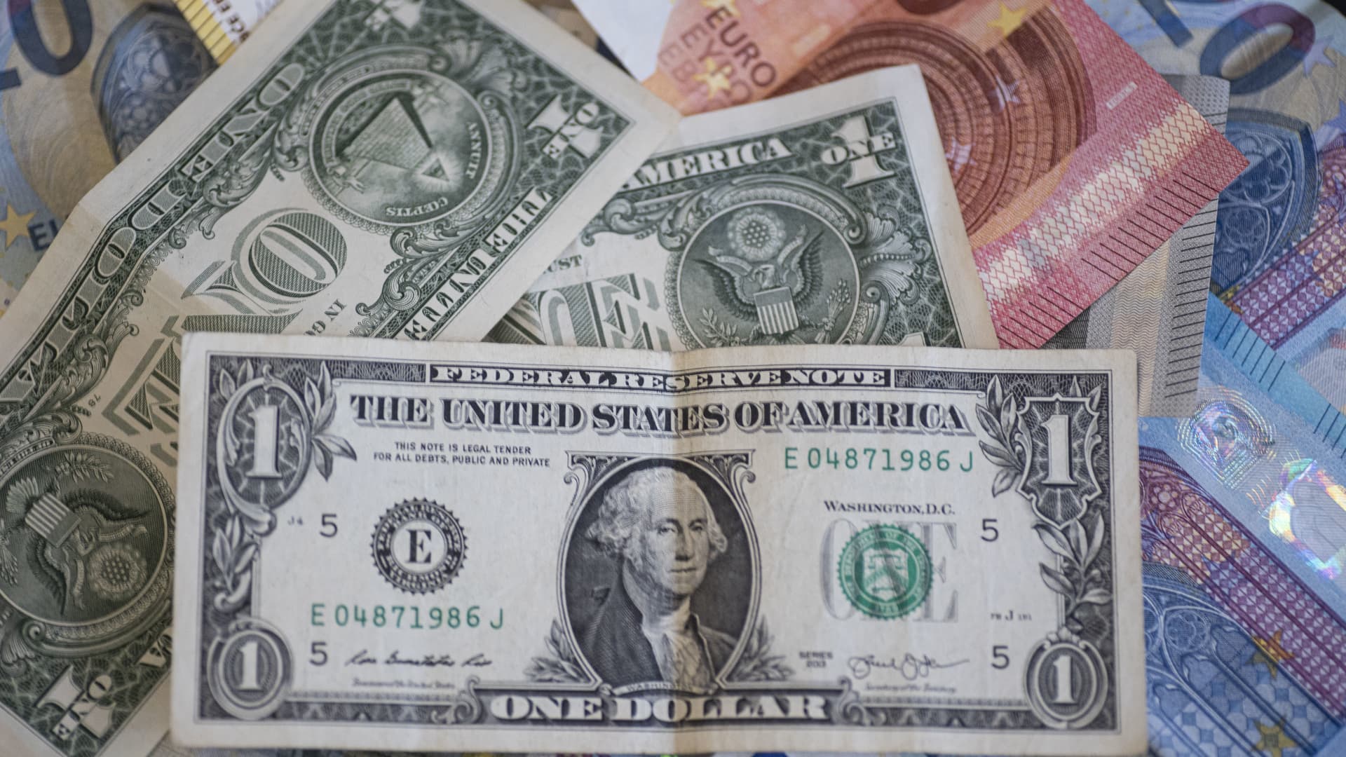 Dollar holds firm as French fiscal woes keep euro on back foot
