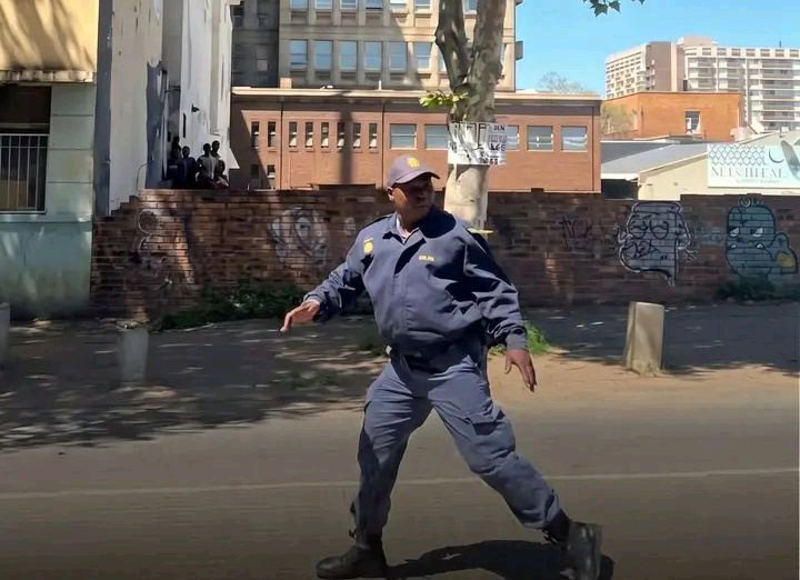 Viral Video of SAPS Officer Being Chased Through the Streets Sparks Mixed Reactions Across Mzansi