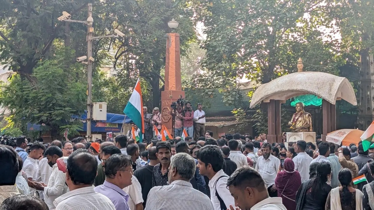Hundreds gather at Shivaji Park as Shiv Sena (UBT) leader Aaditya Thackeray calls for protest in Dadar