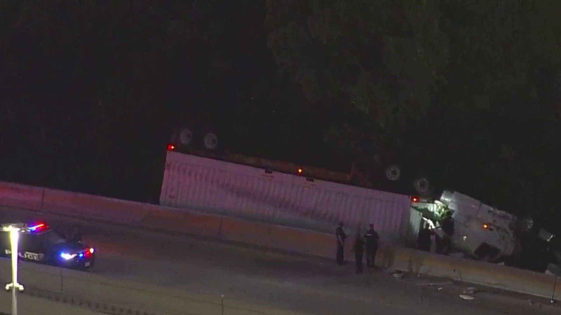 18-wheeler flips over median, shuts down all southbound lanes on West Loop at Katy Freeway