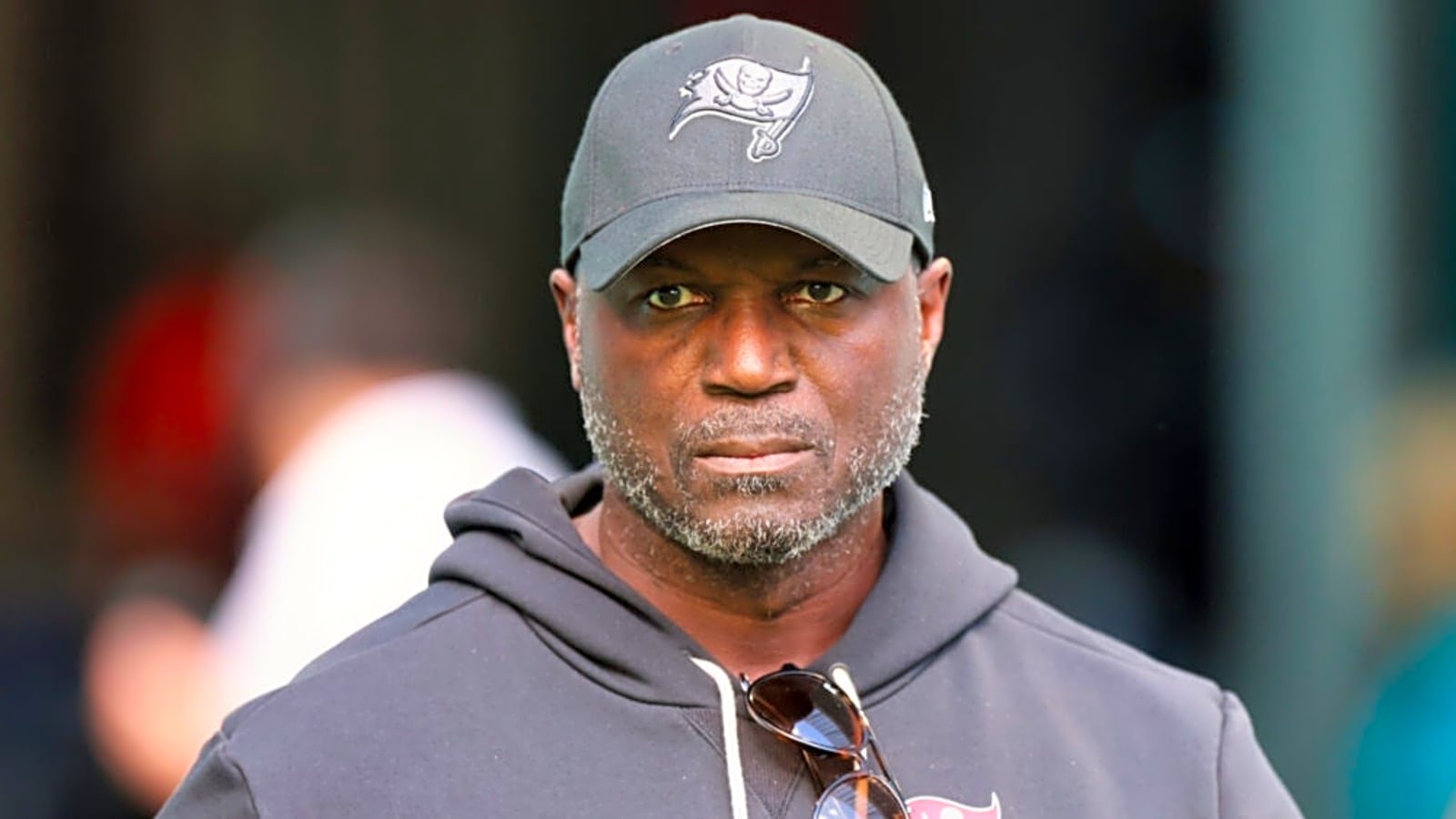 Todd Bowles Spotted Dropping To His Knee In Excruciating Pain During Concerning TNF Moment — Details Reveal What Really Happened