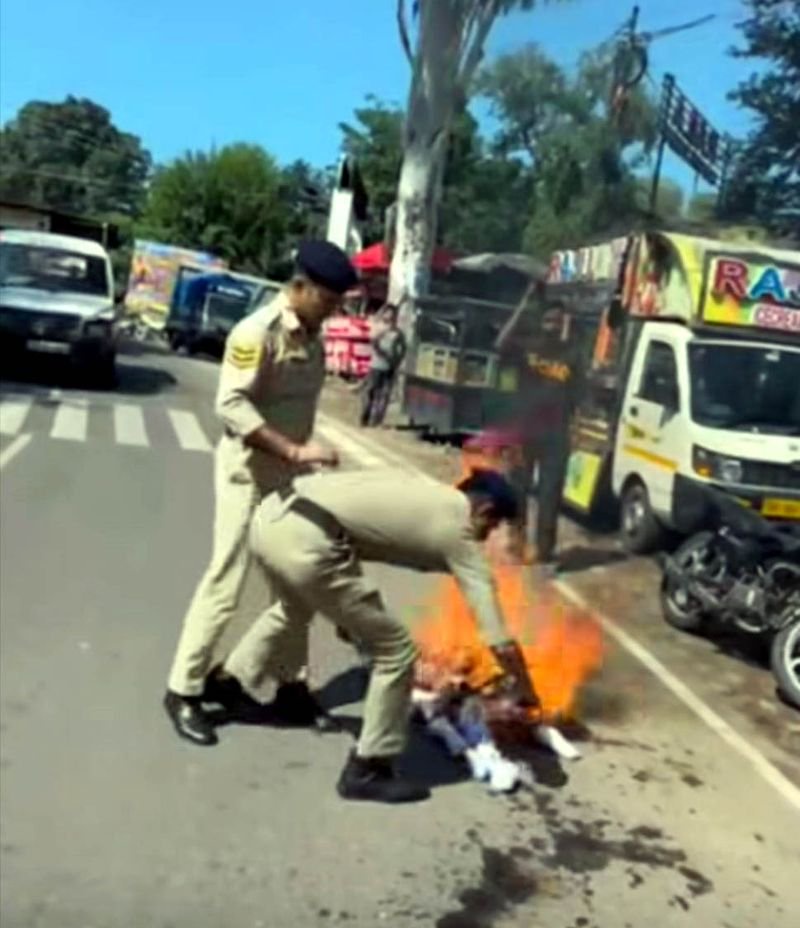 Heated exchange between police & Paragpur MLA at Dhaliara agitation