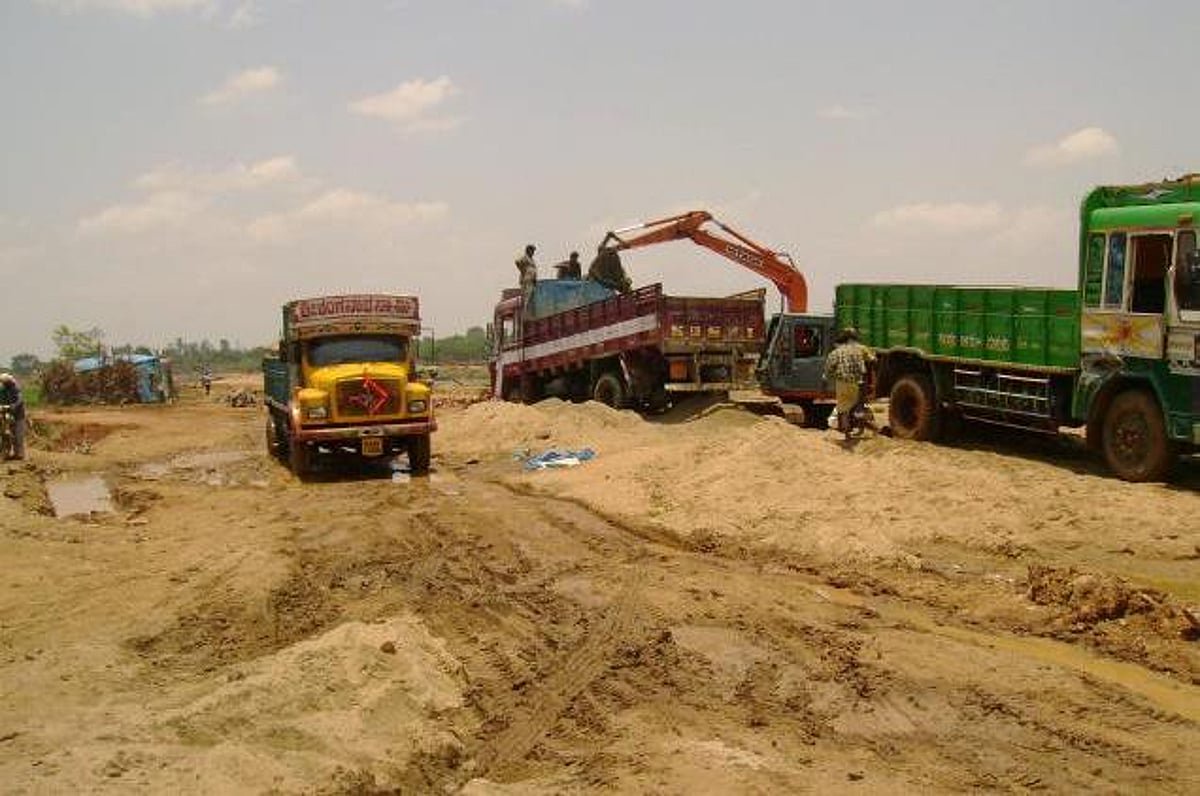 Mining officers attacked by sand mafia over seizure of tractors in Baripada