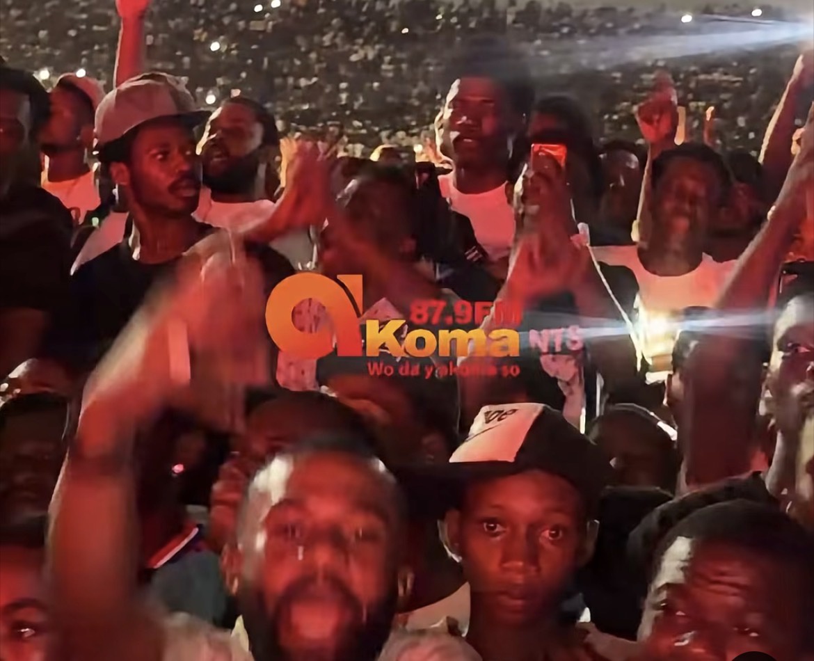 Fans Heard Chanting “Obidi” As They Demand More From Sarkodie Last Night