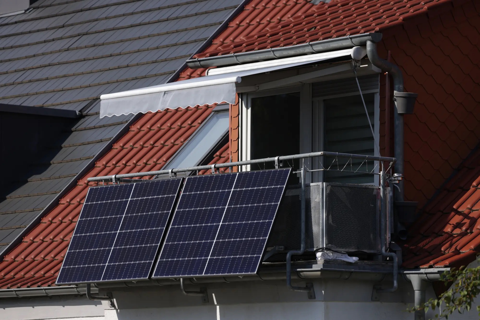 Want solar but don’t own a roof? California just legalized plug-in panels, no permission required