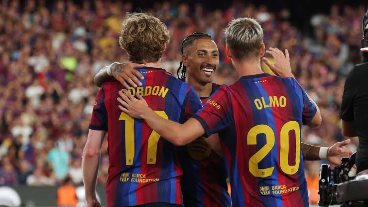 Concern for Barcelona as midfielder taken off injured against PSG