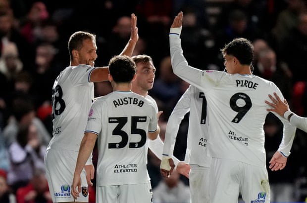 Championship roundup: Soucek doubles up as West Ham hit nine-man Lincoln for six