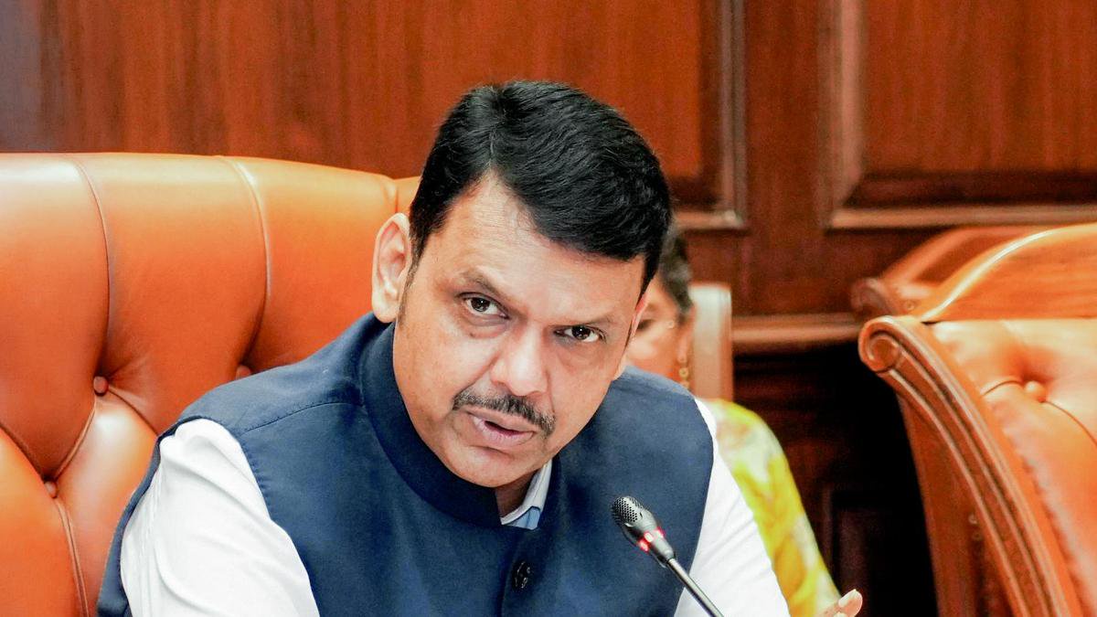 Fadnavis fires ‘Ghajini’ barb at Thackeray cousins over protest march