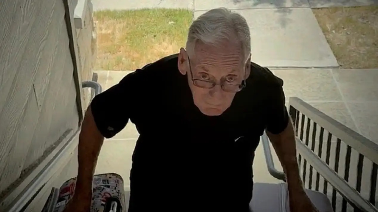 Elderly man seen working to fund wife’s cancer treatment loses donations after truth emerges