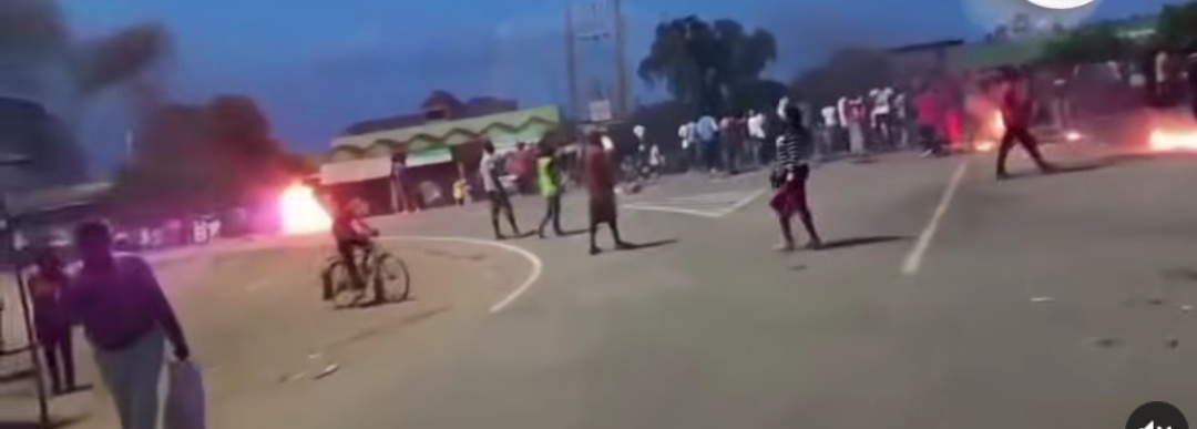 Chaos In Mbooni as Residents Burn UDA Merchandise After Alleged KSh100 Payout During Ruto’s Visit