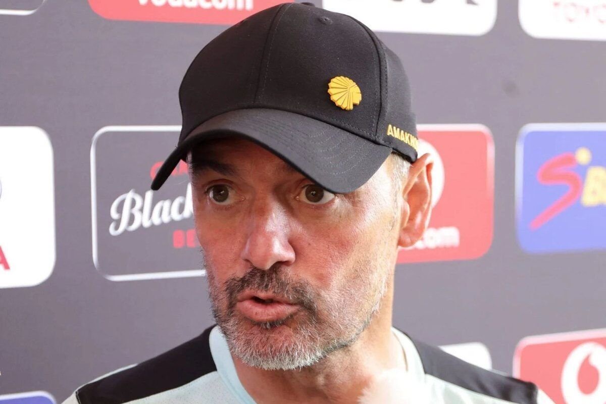 Doctors attend to Kaizer Chiefs coach after Stellenbosch match at FNB