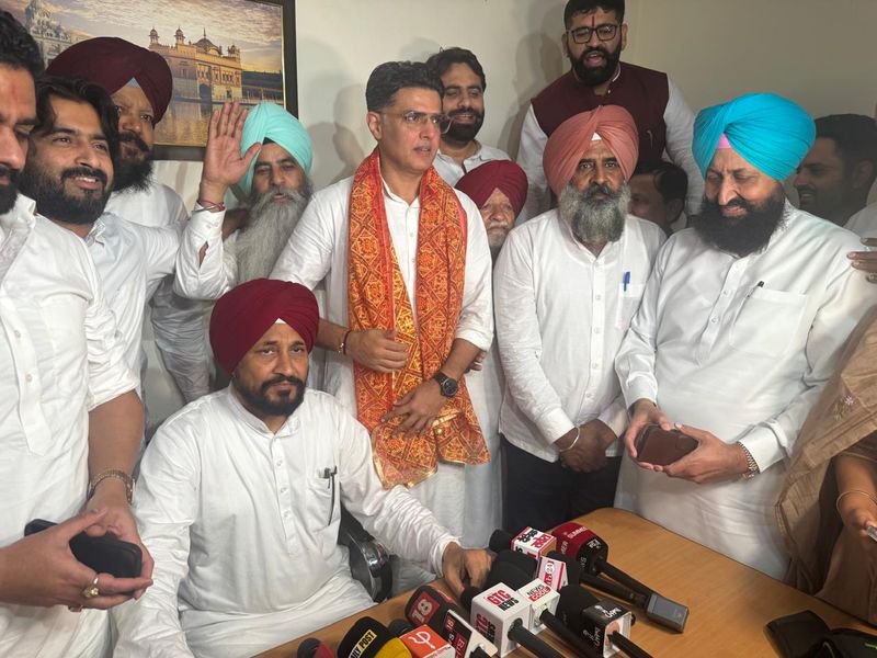 Warring rallies loyalists at ‘lucky’ house in Punjab