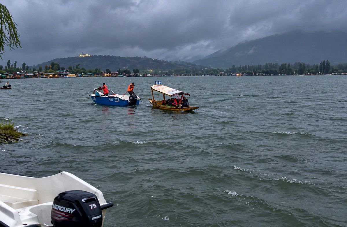 15 Tourists Rescued From Dal Lake Amid Gusty Winds, Rain