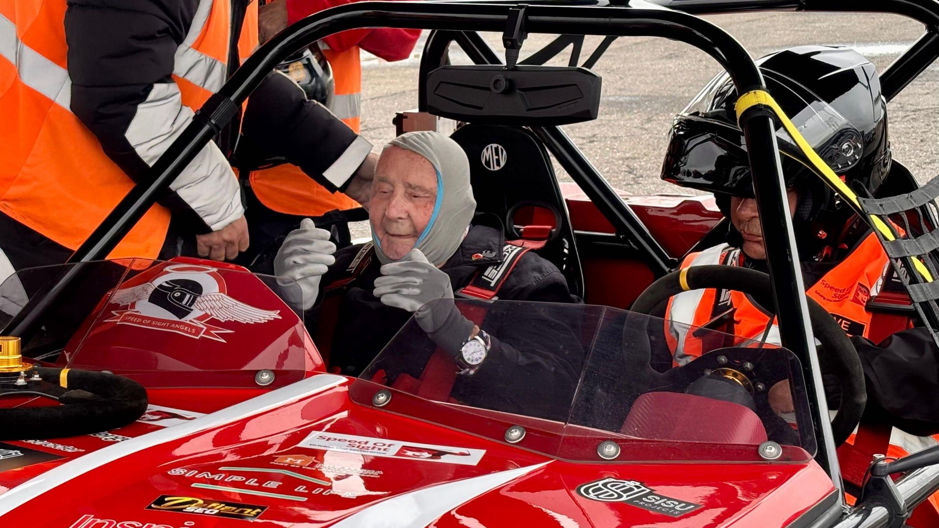 ‘Fantastic’ moment blind veteran, 95, drives again after giving up licence