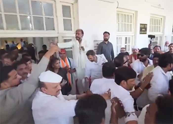 Clash Breaks Out at UP Congress Headquarters During Aradhana Misra Mona’s Swearing-In Ceremony