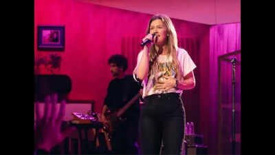 CCTV footage of Kelly Clarkson’s interaction at Brooklyn store released; new video fuels debate – WATCH