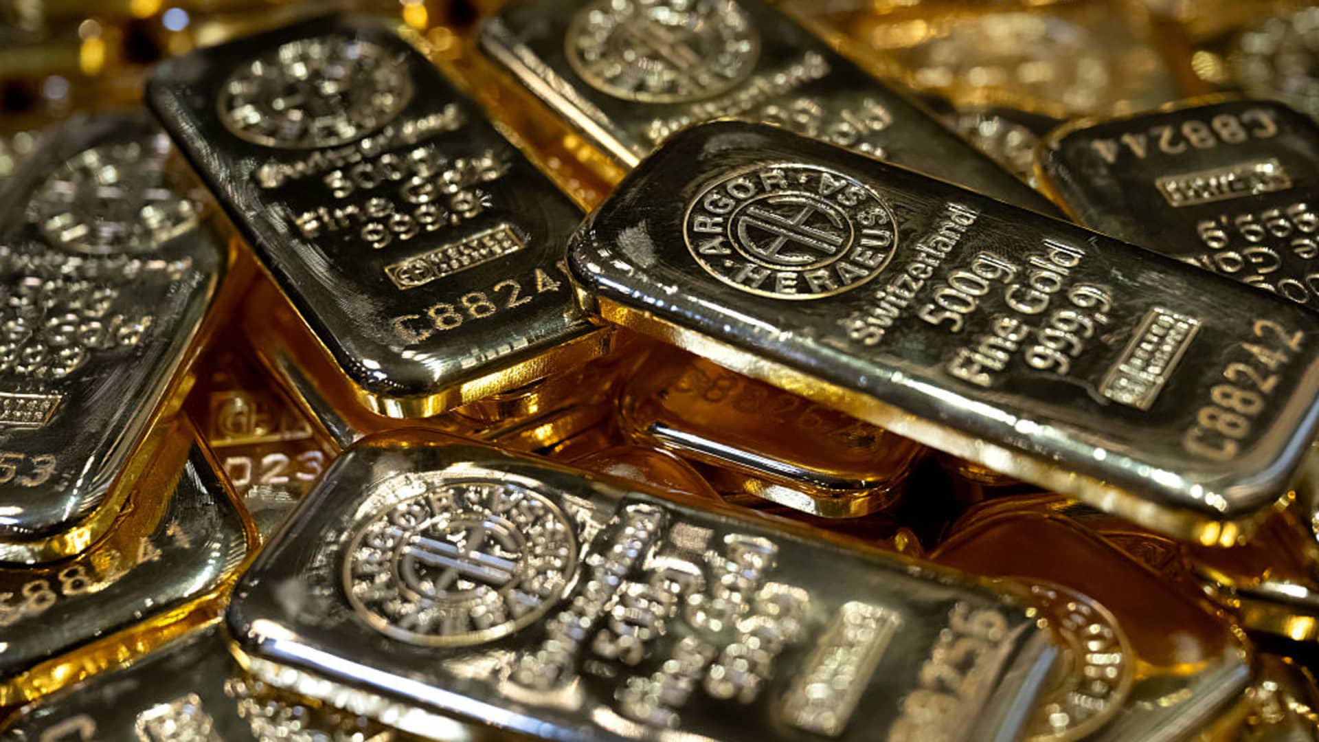 Gold gains as October Fed rate hike prospects fade