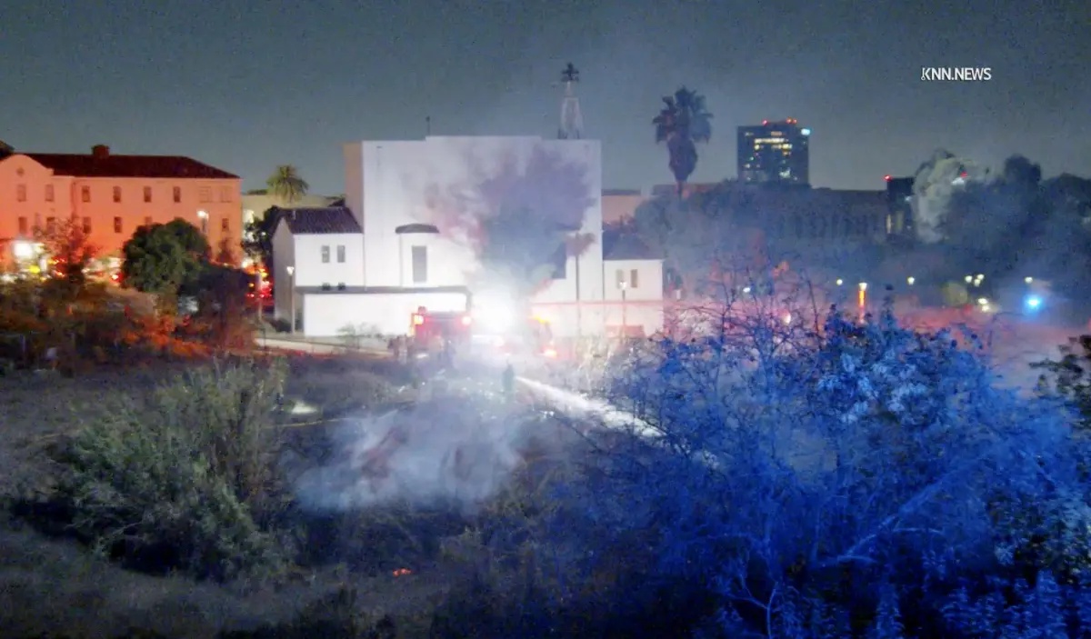 Brush fire breaks out in Brentwood as Santa Ana winds approach