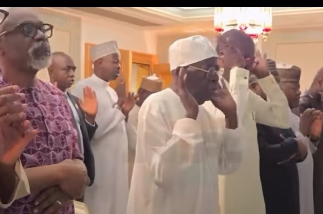 s President Tinubu Spotted Praying Alongside His Entourage in Makkah