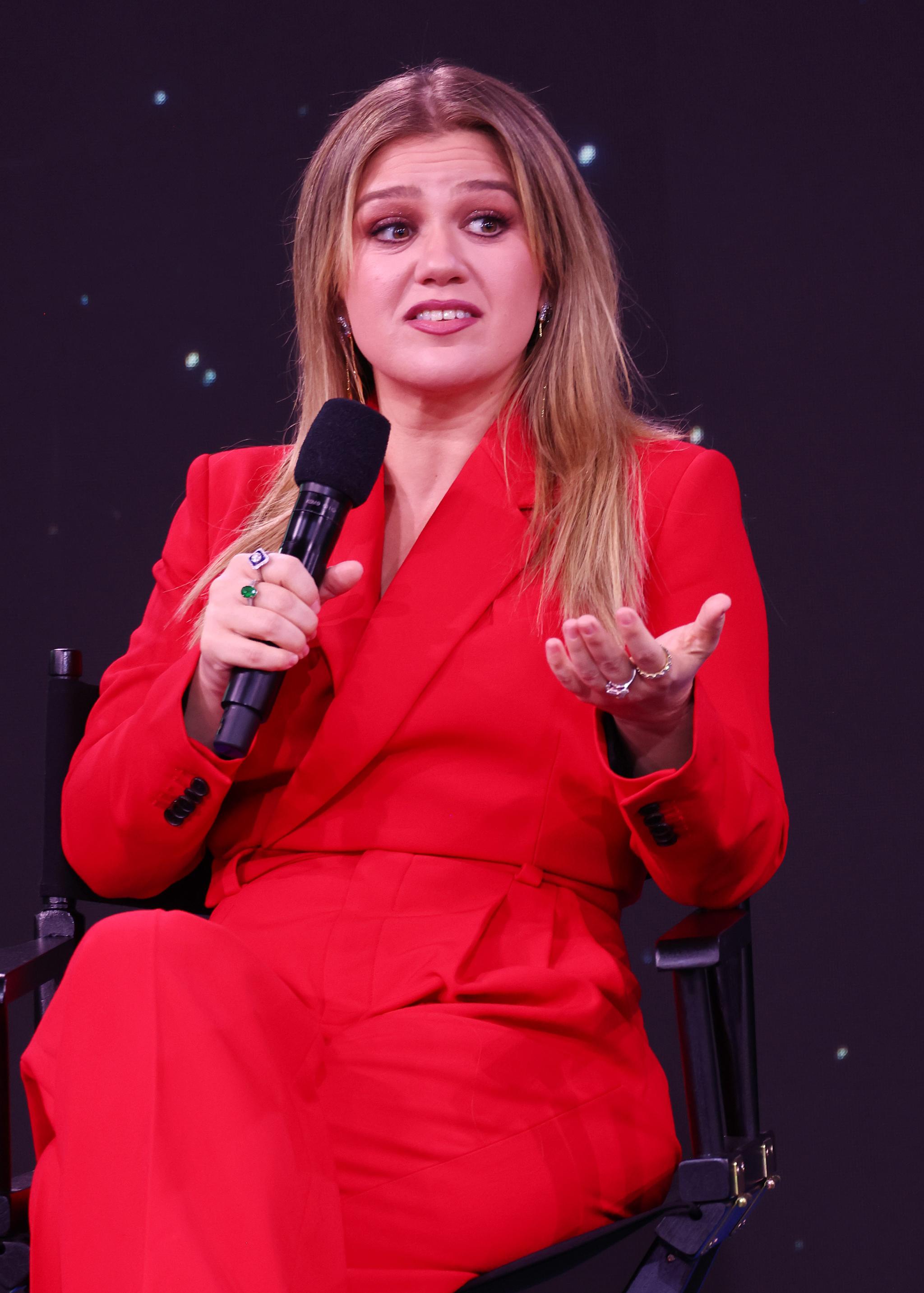 Brooklyn store Kelly Clarkson blasted shares — and deletes —customer review about staff’s ‘kindness’ amid drama