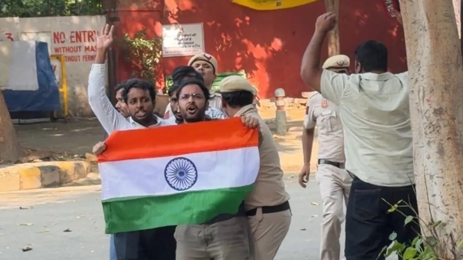 India ‘cockroach’ leaders detained after entering barricaded protest site