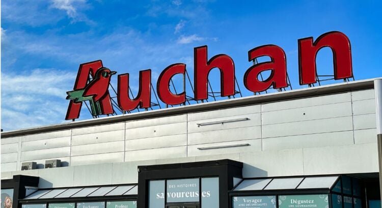 Caissière chez Auchan, elle met 100.000€ dans ses poches grâce à une faille dans le système : “Elle aurait continué tant qu’elle n’aurait pas été prise la main dans le sac”