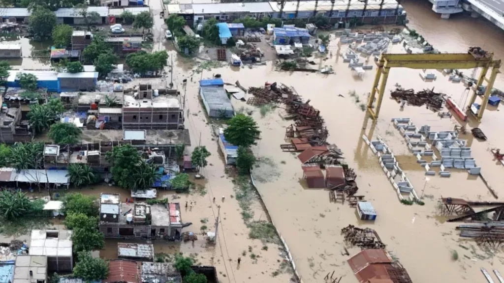 Video shows SHO pulling gun during Bihar flood relief, suspended