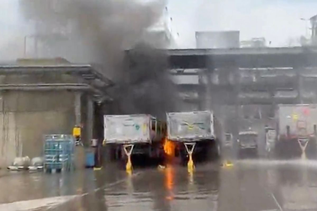 Massive explosion at factory in Israel with casualties reported amid ‘stay away’ warning