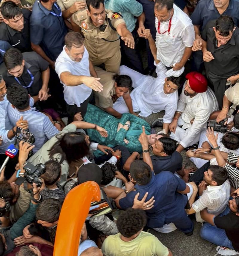 Rahul, Priyanka detained again on 2nd day of street showdown for CEC’s ouster