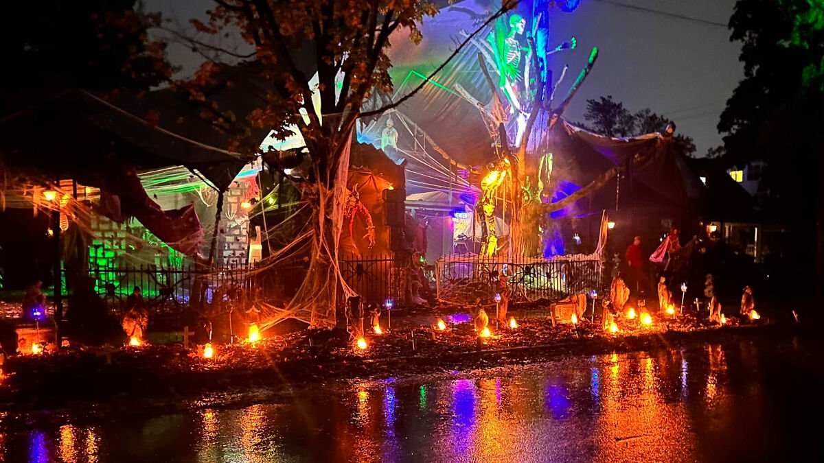 Neighborhood ‘Karen’ Complains About Dad’s Epic Halloween Display, Then The Whole Community Gets Involved