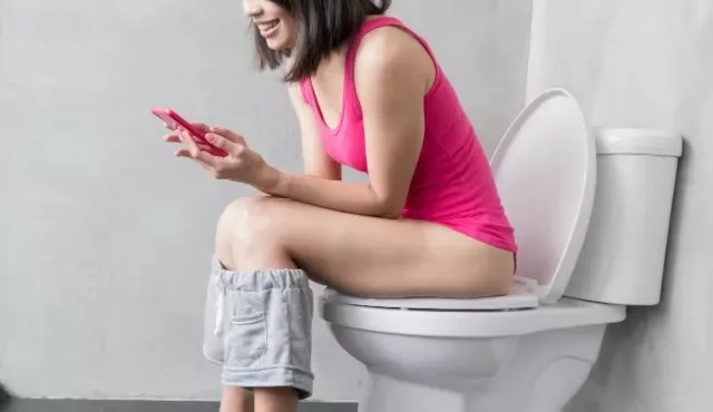3 Reasons You Should Never Use Your Phone on the Toilet