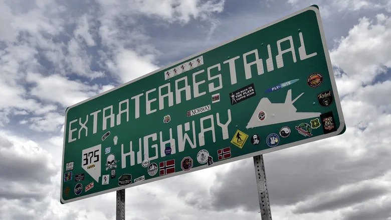 4 Weird Road Signs In The US You’d Have To See To Believe