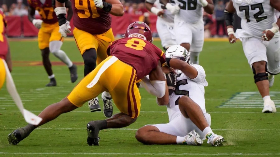 WATCH: New footage shows USC radio crew questioning targeting call that resulted in Dante Moore injury
