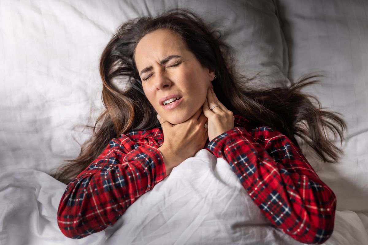Doctor issues warning to anyone who gets dry mouth or headaches in morning