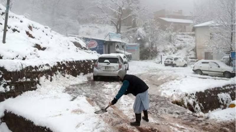Cold wave grips Diamer as snowfall forces temporary closure of Babusar Highway