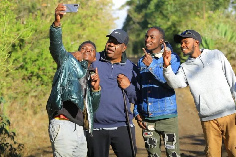 [PHOTOS] Matiang’i engages residents during Kieni East walk