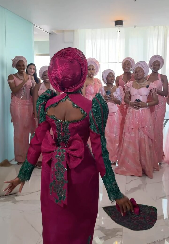 This Bridal Squad’s Reaction to Seeing Their Bride All Glammed Up Is So Heartwarming!