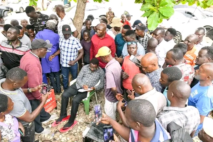 In Photos: Huge Crowd Gathers Around James Orengo While Shining His Shoes in Kisumu CBD
