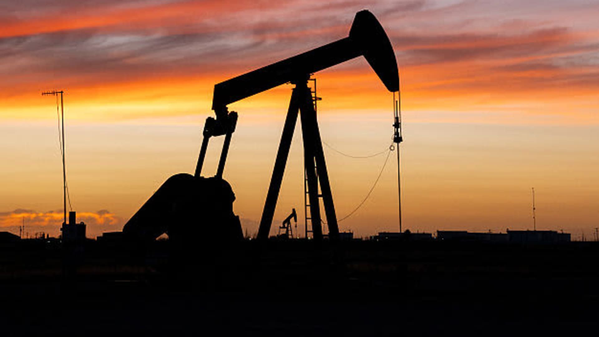 Oil ticks lower as Russia diesel supply prospects counter Gulf supply risks