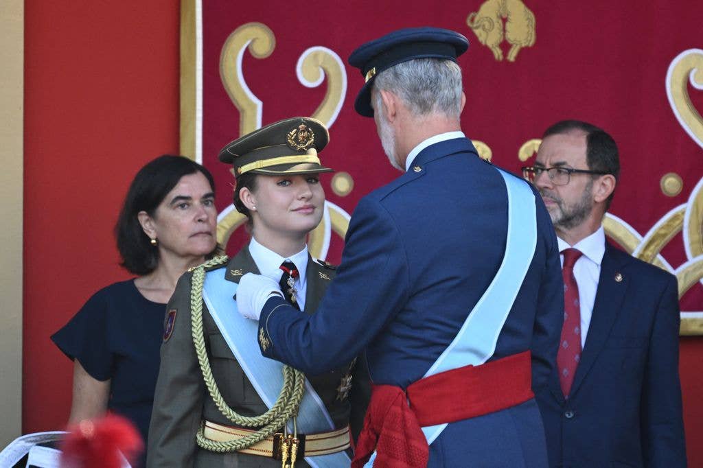Princess Leonor, 20, suffers awkward tie mix-up as dad King Felipe comes to the rescue – watch