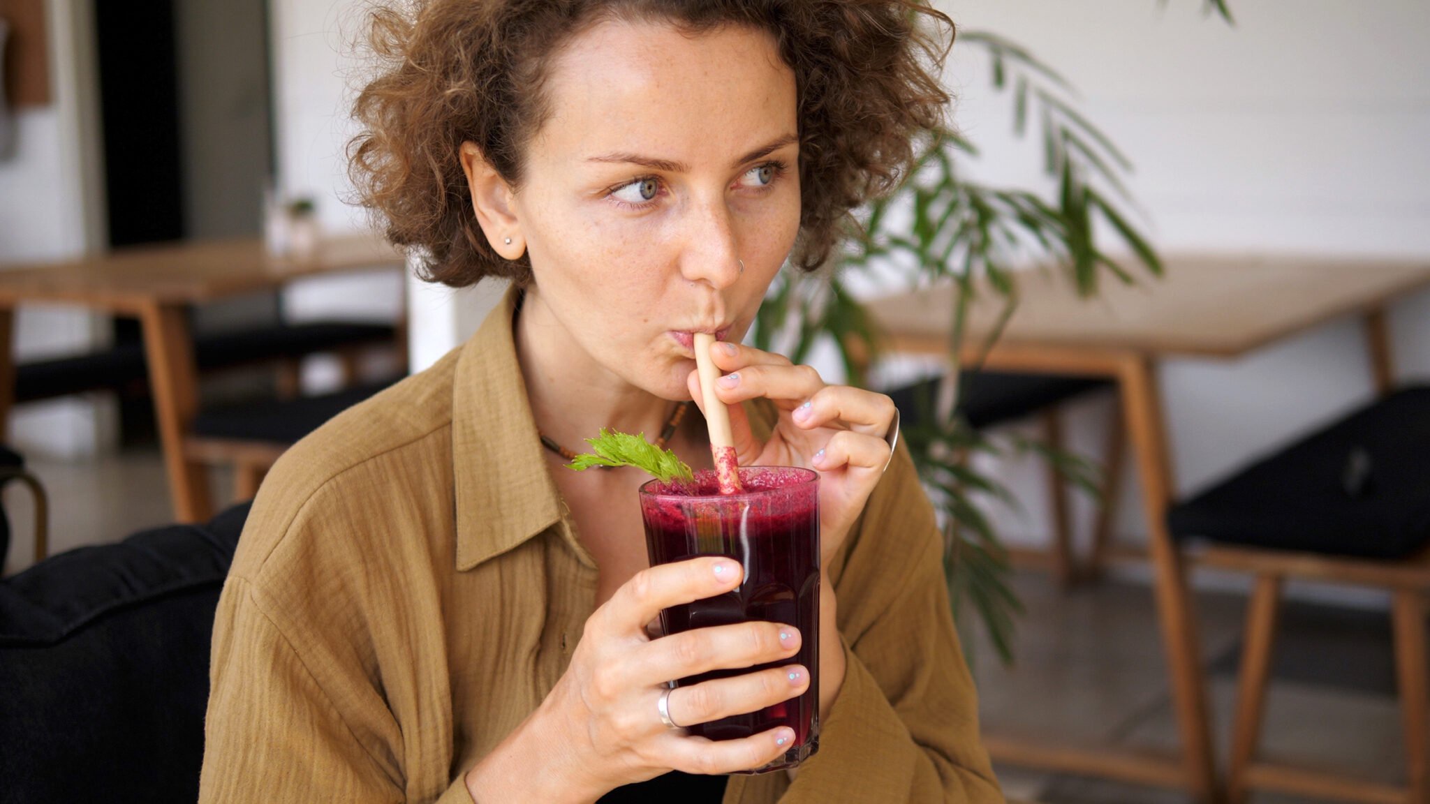 5 Foods That Naturally Clean Your Urinary Tract and Protect Your Kidneys
