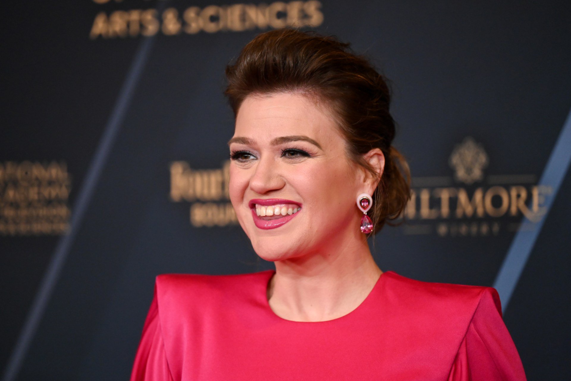 After Kelly Clarkson Slams Brooklyn Novelty Store, Shop Says the ‘One-of-a-Kind’ Singing Bird She Wanted Wasn’t Actually For Sale