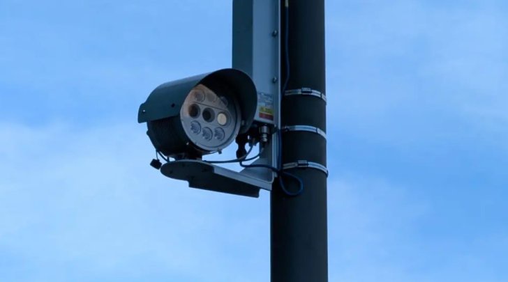 Speaking on phone via bluetooth while driving is not an offence, but holding it while driving is… – Police clarify